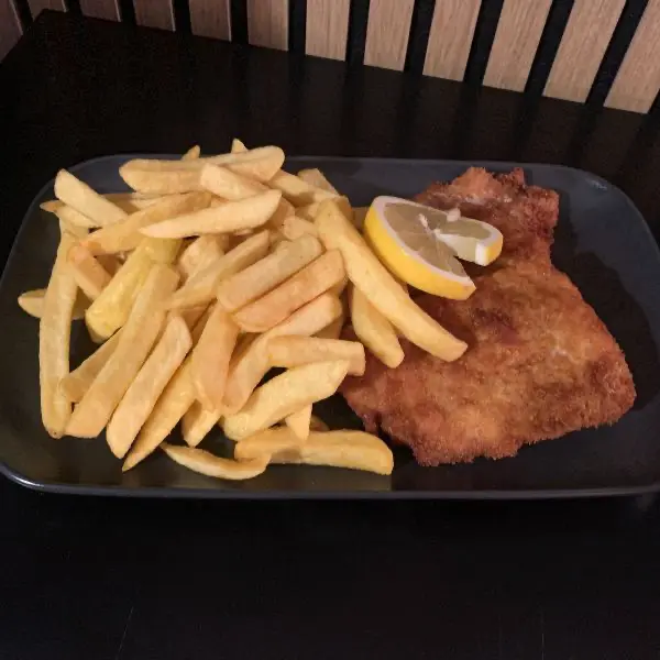 Schnitzel mit Pommes im Esszimmer